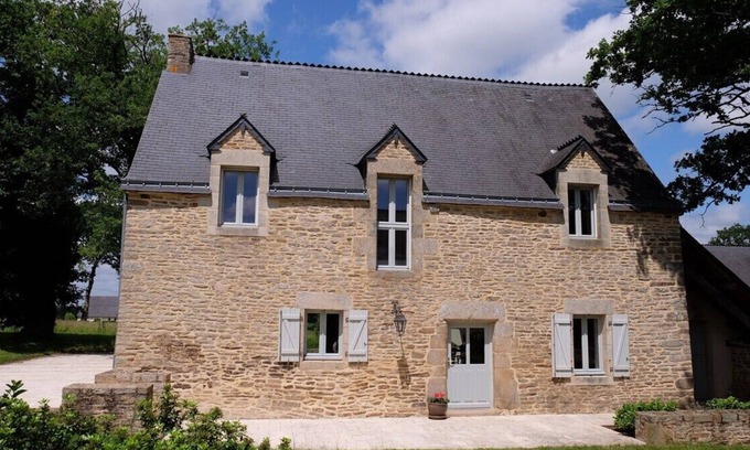 Guegon House | Ty Men is a granite built farmhouse