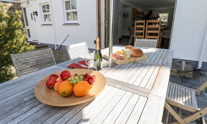 Newport Cottage | TY MORLAIS, pet friendly, with open fire in Newport, Pembrokeshire