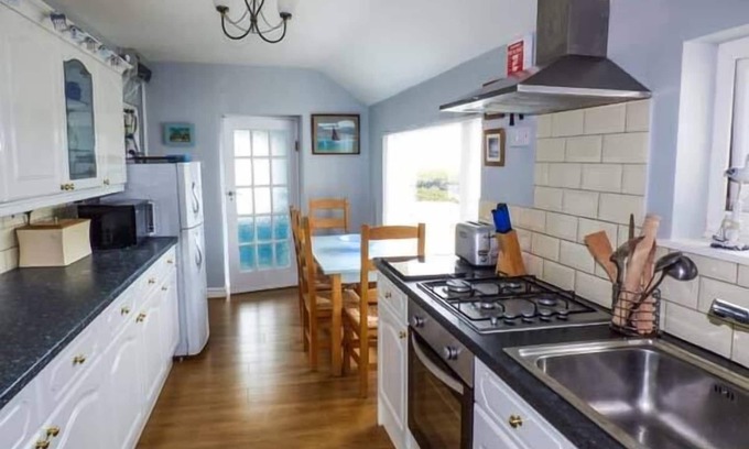 Trearddur Bay Cottage | Ty'r Enfys Bach - Upper