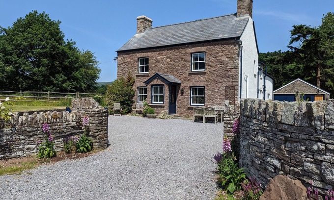 Tretower House | TY SINSIR, pet friendly, character holiday cottage in Crickhowell