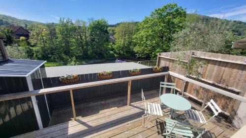 Taff's Well Apartment | Ty Taf 2 Bed Cottage with Deck & Easy transport links