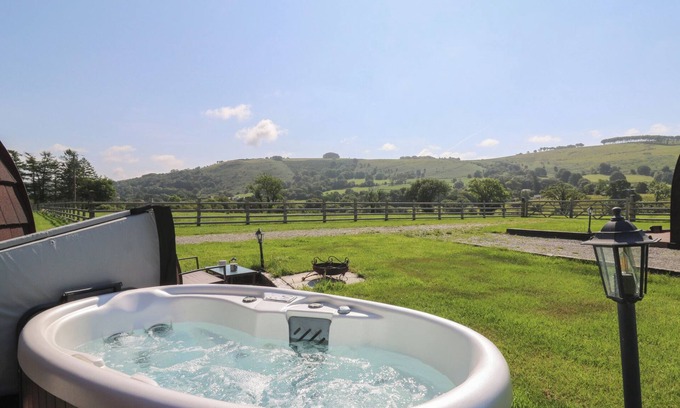 Bethania Cottage | TY TWT TEIFI, romantic, with hot tub in Llanddewi-Brefi
