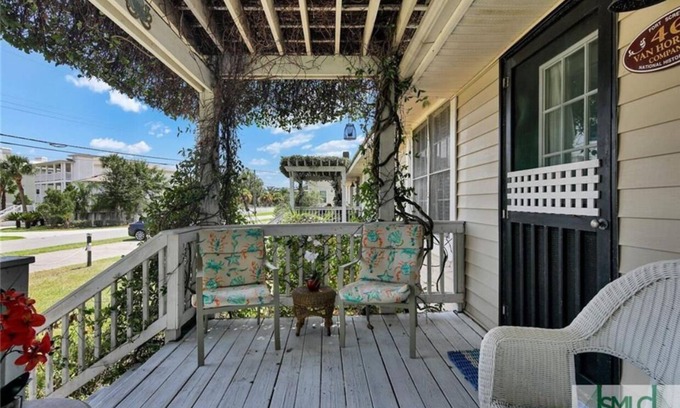Tybee Island House | Tybee Lighthouse Cottage (B): Walk to the Beach!