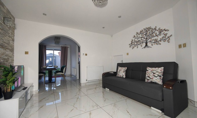 Stonnall House | Tyburn Home, Birmingham with Free Parking