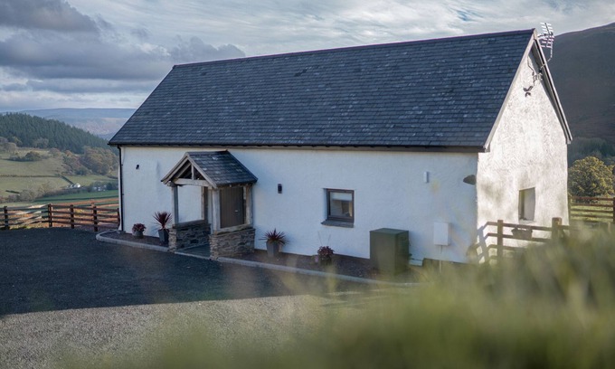 Glyndyfrdwy Cottage | TYN LLWYN BARN, pet friendly, luxury holiday cottage in Llangollen