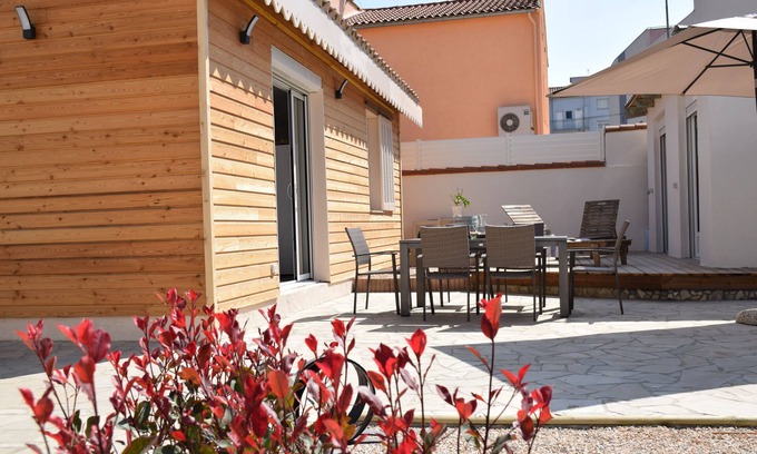 La Jetee House | Typical BEACH HOUSE - 4 bedrooms 3 bathrooms - beach 160m away - private parking and garden