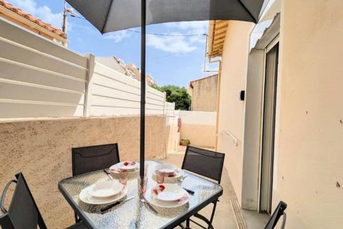 La Jetee House | Typical house 20 m from the beach and the port