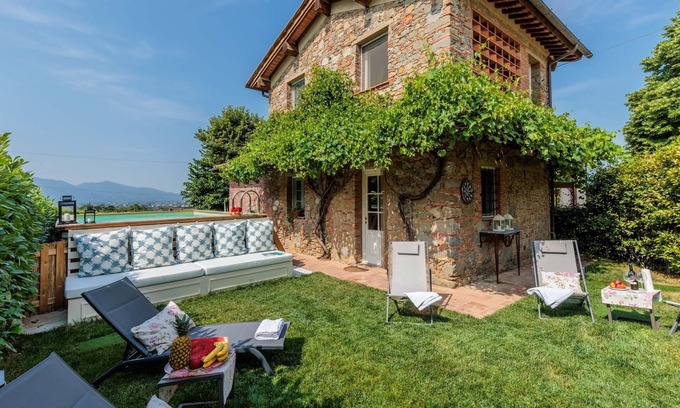 Capannori House | Typical Tuscan house: swimming pool enclosed garden air conditioning fireplace