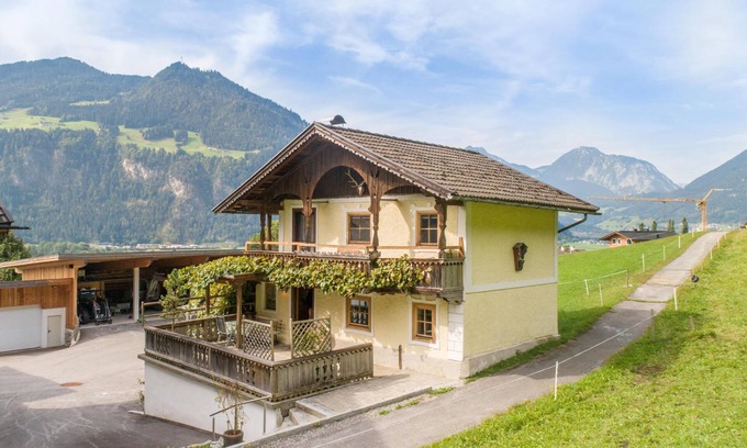 Bruck am Ziller Ski Chalet | Tyrolean chalet with south-facing terrace