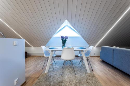Downtown Kuopio Apartment | Tyylikäs ja tilava kattohuoneisto ydinkeskustassa