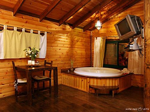 Hosen Cabin | Tzlil Hateva
