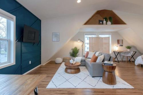Logan Apartment | U-District Loft near GU w Self Check-in and Wifi