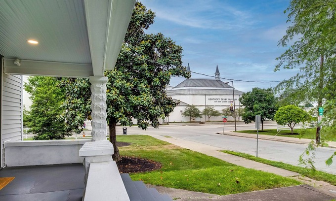 South Louisville House | U of L football and horse racing; Walkable!