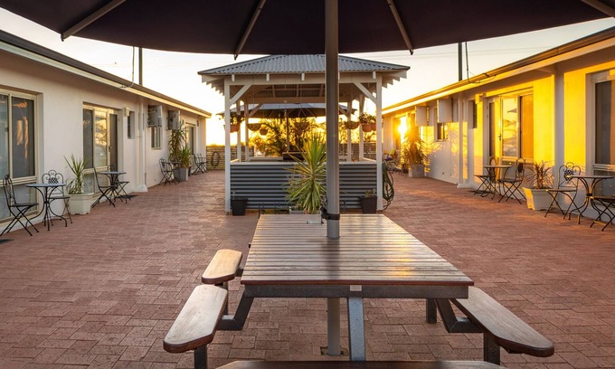 Kalbarri Apartment | U5 Family friendly accommodation directly across from the Beach, Murchison River