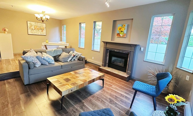 West Point Grey Villa | UBC trailhead villa ,beaches in10 minuteswalk,local boutique restaurant 5minutes