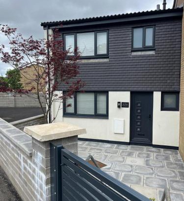 Merthyr Tydfil House | Uber Stylish 3 bedroom home off Road parking near town centre and Bike Park Wales