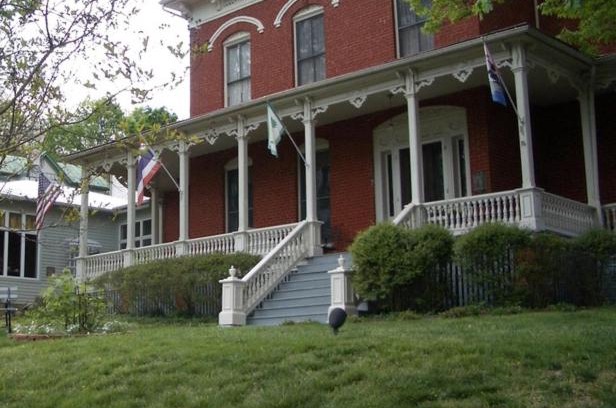 Staunton Bed & Breakfast | Ubon Thai Victorian Inn & Restaurant