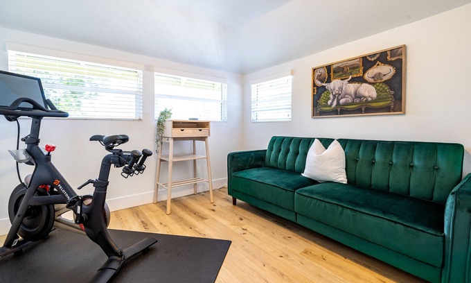 North Oak Park Apartment | UC Davis Med Cen Charmer + PELOTON