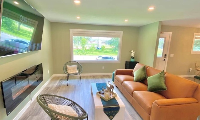 Northwest Calgary House | UC WalkingDistance 3BR/2.5BA Up+3BR/2BA Legal Down