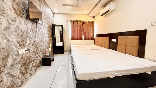 Ujjain Hotel | UJJAIN HOTELWHITE #LOTUS Near Shri Mahakaleshwar Jyotirlinga Temple and Railway Station Ujjain - A Luxuary Hotel in Ujjain