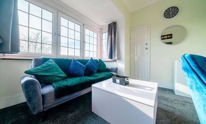 Wanstead Apartment | Uksas Stunning one bedroom Flat Free Parking