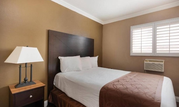Anaheim Resort Hotel | Ultimate Anaheim Adventure: Room Near Disneyland with Cozy Amenities