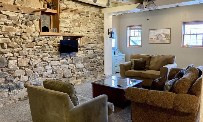 Ono House | Ultimate Barn Stay with lots of space! Visit farm animals and 20 min to Hershey!