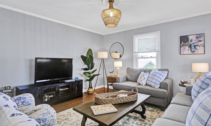 South End House | Ultimate Beach Retreat: 6BR/4BA, Pet Friendly, Across the street to Beach Access
