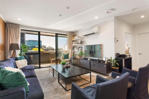 Christchurch City Centre Apartment | Ultimate Convenience 2BR Close to Shopping Center