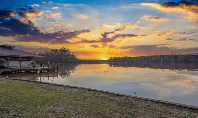 Hardwick House | Ultimate Family Fun Lakehouse w/pool and dock