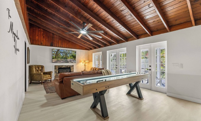 Alva House | Ultimate Farmhouse Getaway: Shuffleboard, Lounge, Fire-pit & More!n