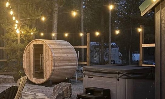 La Pine Cottage | Ultimate Getaway ~ Hot tub ~ Sauna ~ Fire pit ~ Sun room ~ Mins from hwy & town