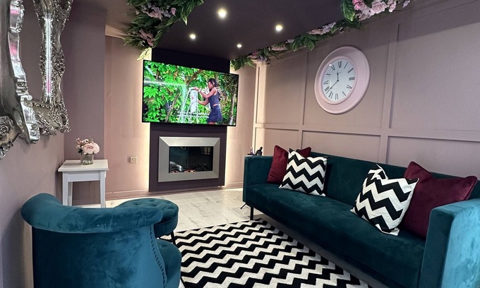 Northern Quarter Apartment | Ultimate Hen Suite for 12 with make up room
