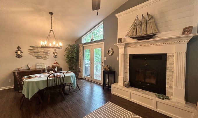 Quitman Cottage | Ultimate lakeside retreat at the charming Kings Place Cottage!