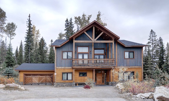 Golden House | Ultimate luxury home for skiing Kicking Horse and nearby ski areas, Banff & Yoho