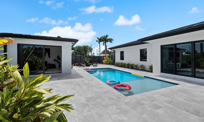 North Andrews Gardens House | Ultimate Luxury Living | Spacious Interior | Gazebo & Pool Oasis