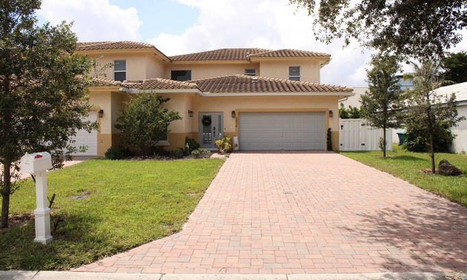 Coral Springs House | Ultimate Modern Vacation Home