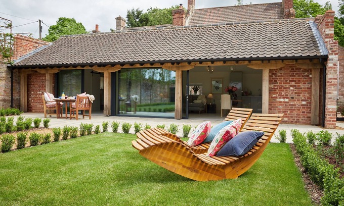 Banningham Apartment | Ultimate romantic retreat, close to beach & walkable pub