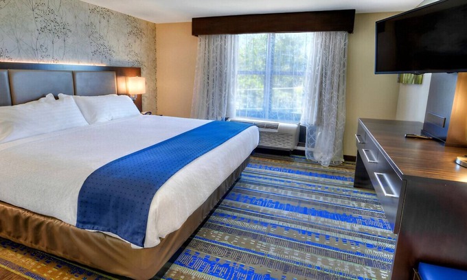 Tupelo House | Ultimate Staycation Spot for a Romantic Trip! -S