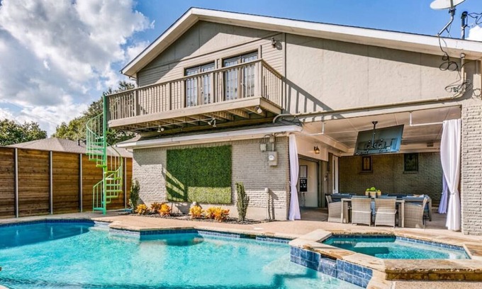White Rock Hills House | Ultimate Texas Experience With Heated Pool & Spa