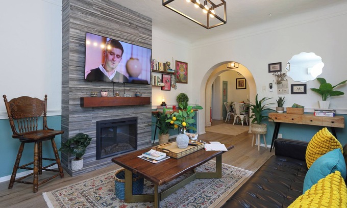 Santa Ana Apartment | Ultimate Vacation Home 10 mins drive to Disneyland