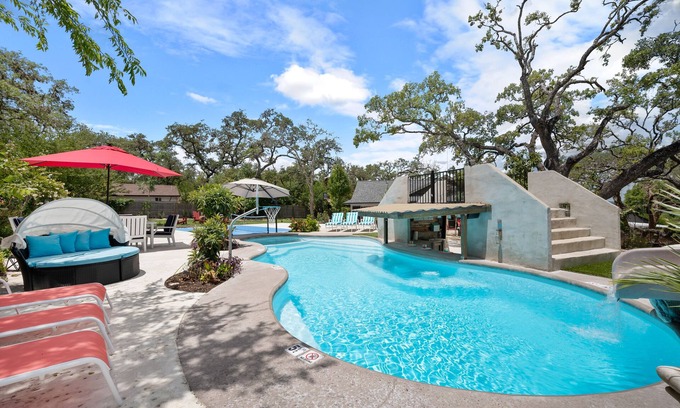 Leon Valley House | Ultimate Vacay! Luxury Pool, Pickleball, Basketball & More!