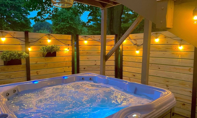 Geneva House | Ultimate Wine Country Retreat | Hot Tub, Arcade, and Mins to Spire and Winery!