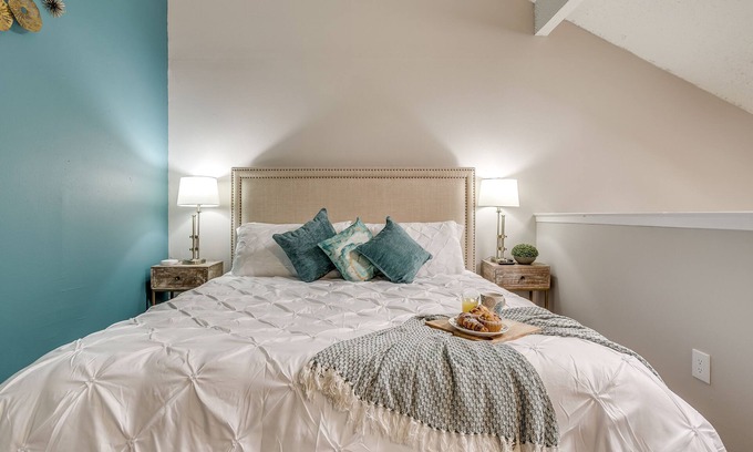 Central Arlington Apartment | Ultra Fast Wifi✶4K TVs✶King Bed✶2 Car Parking #35
