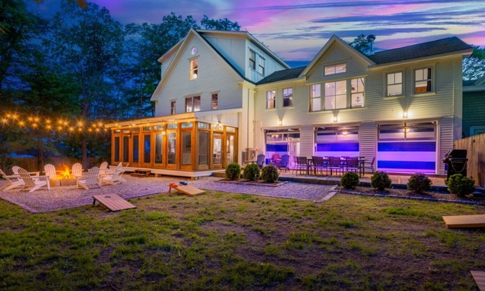 Town Landing House | Ultra Lux, Rooftop Deck, Lap Pool, Arcade Games, 15 Mins to Portland, Sleeps 21