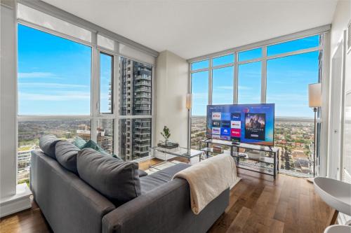 Downtown Mississauga Apartment | Ultra Luxurious 2.5 Bedroom 2 Full Bathroom 1 Parking Condo Near SQ1 Striking Views