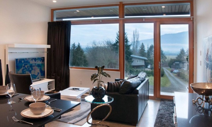 Cowichan Bay Apartment | Ultra Modern Architectural Beauty ..... Great Value
