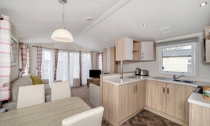 Woodbury House | Ultra modern caravan with one master double with en suite W.