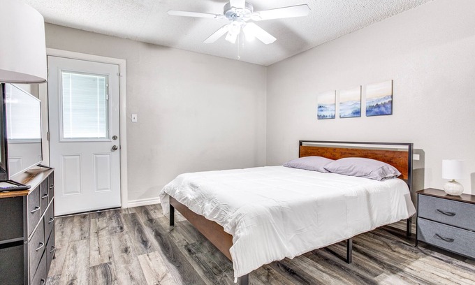 Fort Worth House | Ultra-Modern Duplex, Mins from Downtown, Pets OK
