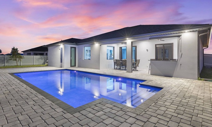 Mariner House | Ultra Modern Home w Heated Salt water Pool pet friendly